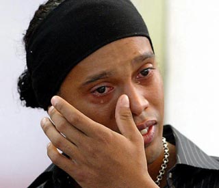 20080326114713-ronaldinho-llora.jpg